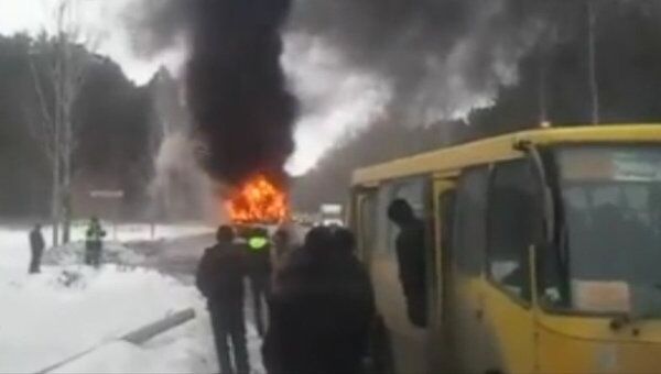 Автобус сгорел на трассе на глазах у десятков спасшихся пассажиров