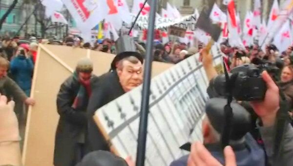 Сторонники Тимошенко порубили Януковича на представлении в Киеве 