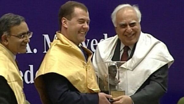 Медведеву повязали желтый шарф и назначили доктором философии