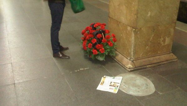 Люди приносят цветы в память о погибших при взрывах в московском метро