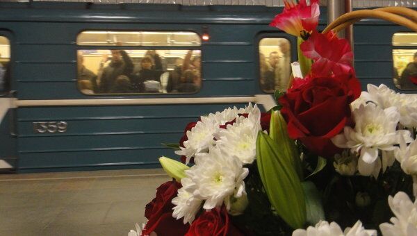 Москвичи несут цветы и свечи в память о жертвах терактов в метро