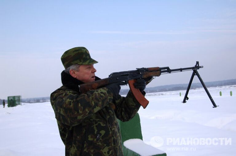 Б.Громов стреляет из пулемета