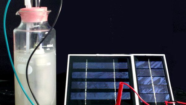 Установка по преобразованию углекислоты в спирт, подключенная к солнечной батарее
