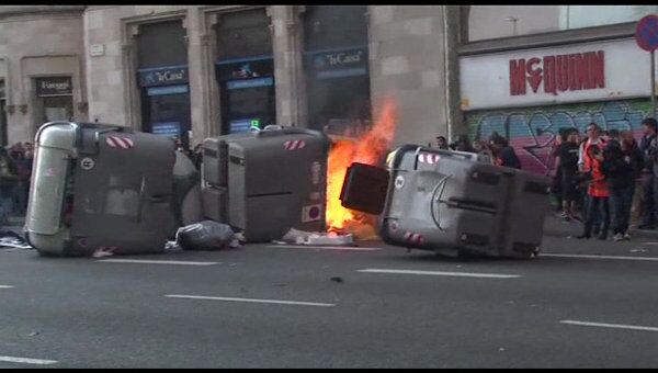 Манифестанты жгли мусорные баки в Барселоне во время забастовки