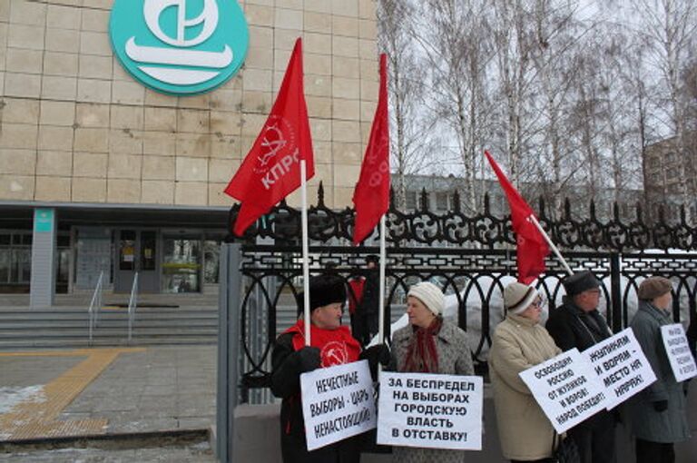 Активисты КПРФ провели пикет перед входом в институт Набереных Челнов