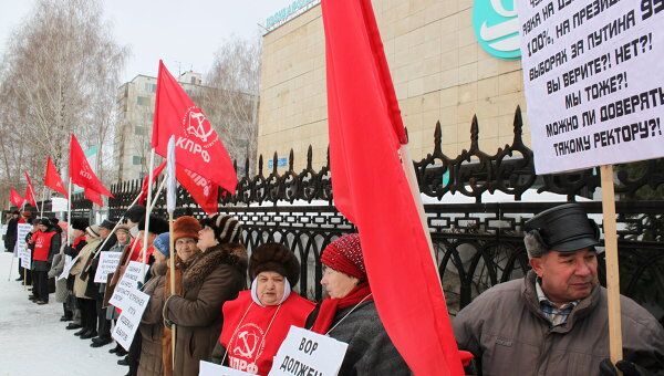 Активисты КПРФ провели пикет перед входом в институт Набереных Челнов