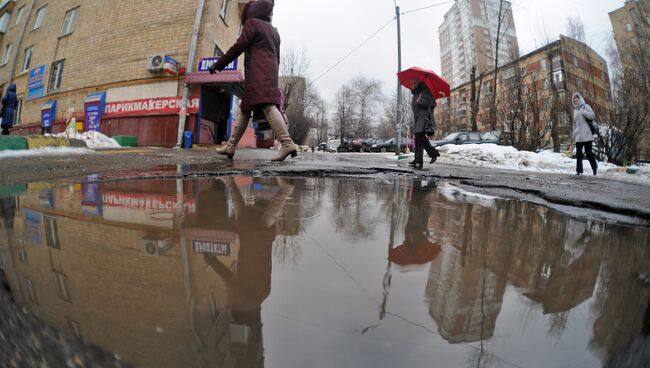 Ямы на московских дорогах. Архивное фото