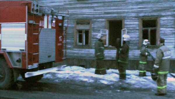 Пожарным Архангельска удалось за считанные минуты потушить дом