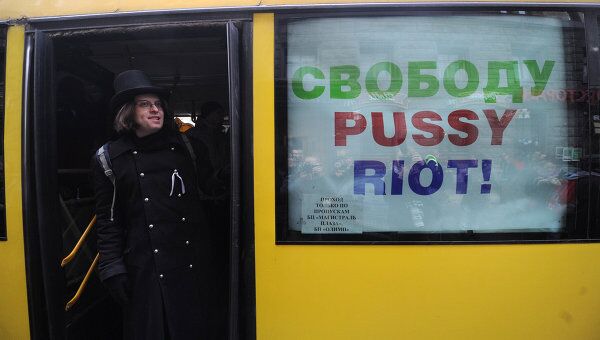 Акция Party Riot Bus в поддержку группы Pussy Riot