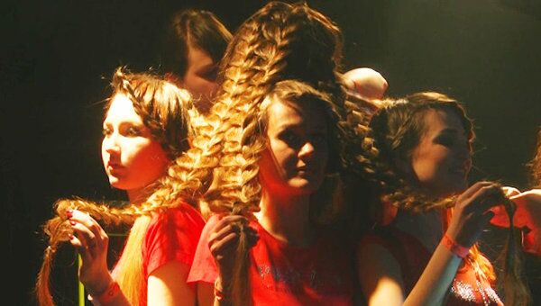 Киевские стилисты сплели девушек-моделей пятиметровой косой
