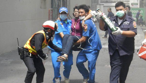 Туристы, пострадавшие при пожаре в гостинице Lee Garden Plaza в городе Хат Яй в Таиланде