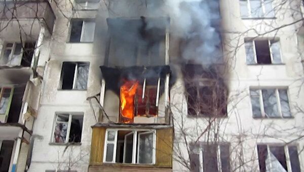 Выселенный дом загорелся на востоке Москвы. Видео очевидца