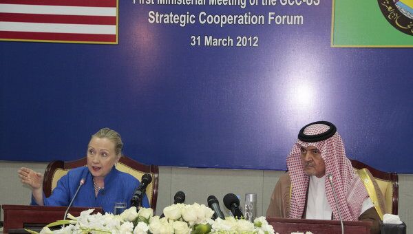 Госсекретарь США Хиллари Клинтон и министр иностранных дел Саудовской Аравии Сауд аль-Фейсал
