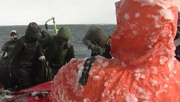 Спасатели снимали рыбаков с оторвавшейся льдины при штормовом ветре 