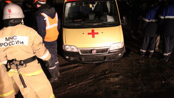 Скорая, перевозившая пациента, провалилась в яму в Набережных Челнах