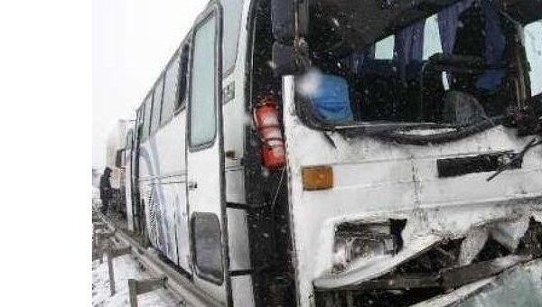 Пассажирский автобус столкнулся с грузовиком в Тульской области