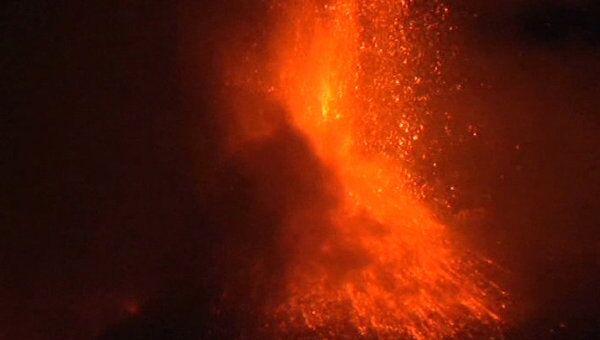 Вулкан Этна выбрасывает раскаленную лаву из нового кратера