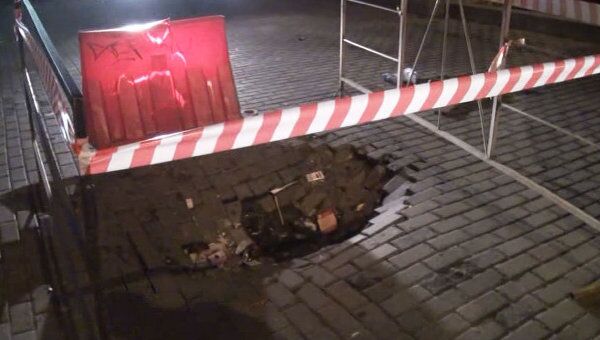 Диггер прокомментировал провал грунта на Тверской улице в Москве