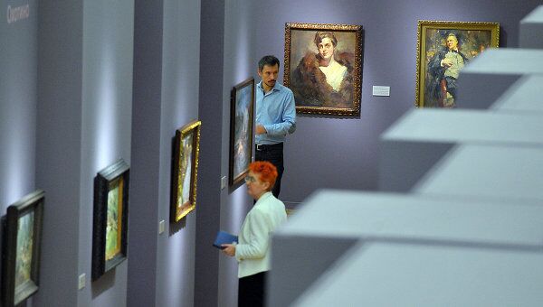 Посетители в Третьяковской галерее. Архив