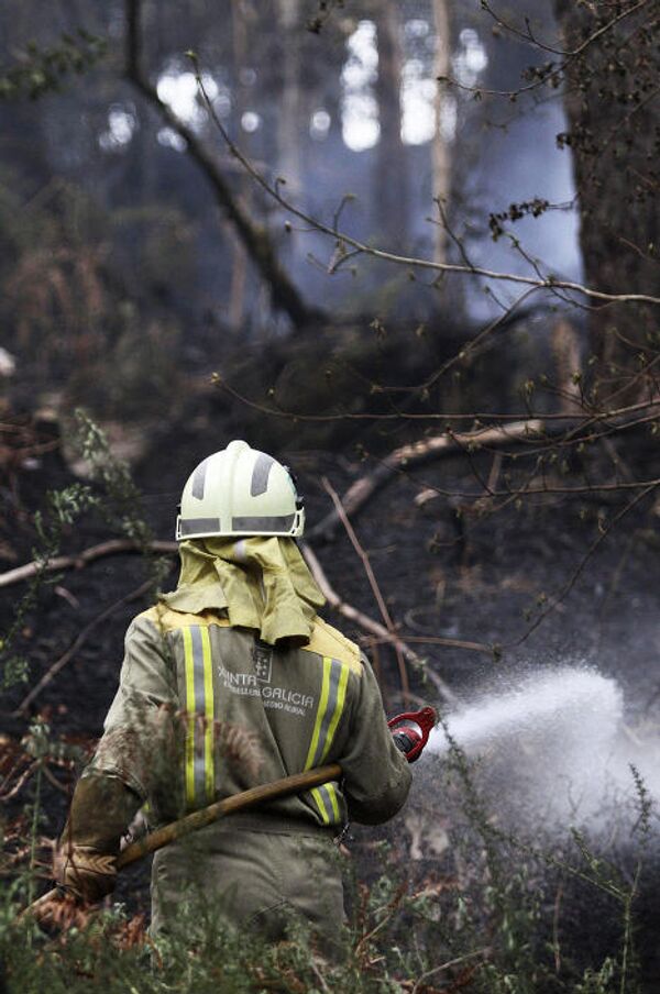 Пожарные тушат лесной пожар в национальном парке Fragas do Eume в Испании