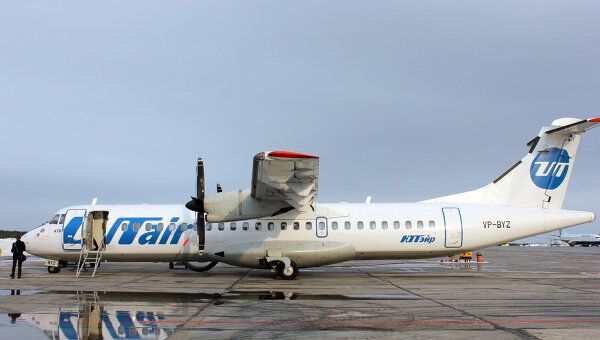 Самолет ATR-72 на взлетно-посадочной полосе аэропорта Сургута