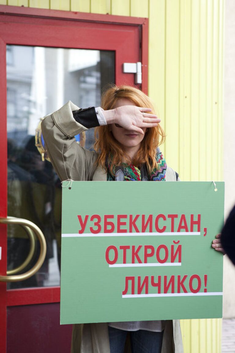 Московские фотографы провели у посольства Узбекистана плов-пикет