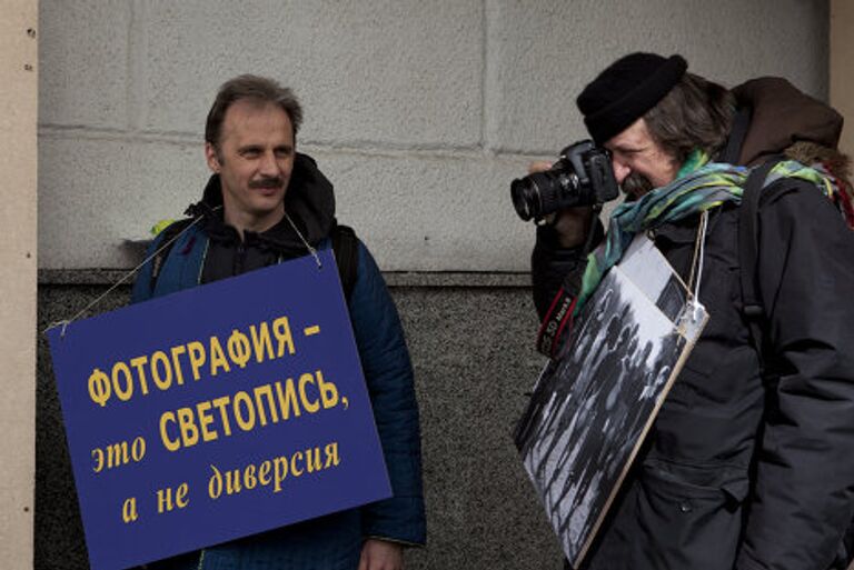 Московские фотографы провели у посольства Узбекистана плов-пикет