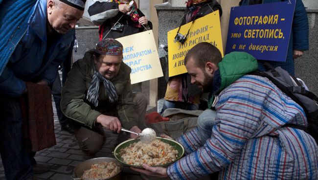 Московские фотографы провели у посольства Узбекистана плов-пикет