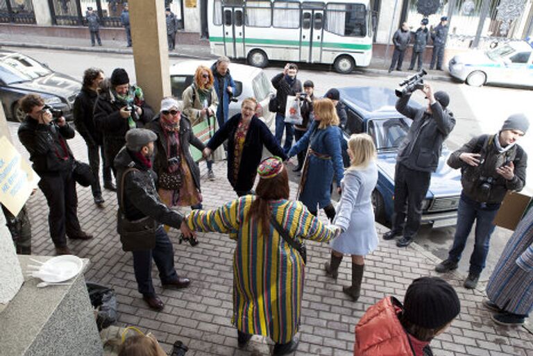 Московские фотографы провели у посольства Узбекистана плов-пикет