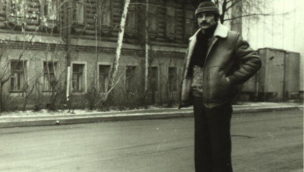 Андрей Тарковский последний раз у Дома на Щипке. Перед отъездом на Запад, 1982