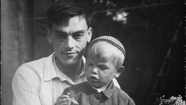 Поэт Арсений Тарковский с сыном Андреем 