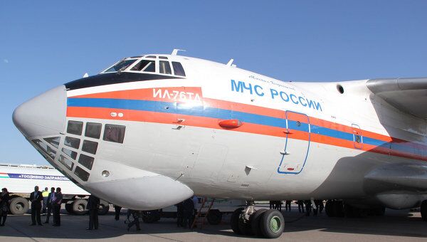 Самолет МЧС РФ Михаил Водопьянов доставил в аэропорт Душанбе первую партию гумпомощи от правительства России
