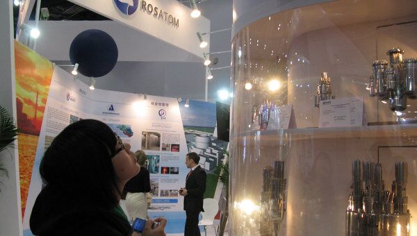 Посетители объединенного стенда Госкорпорации Росатом на выставке Nuclear Industry China – 2012 в Пекине