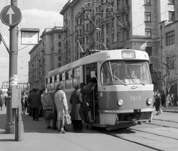 Трамвай на одной из московских улиц, 1977 год.