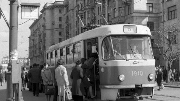 Трамвай на одной из московских улиц, 1977 год. Архивное фото