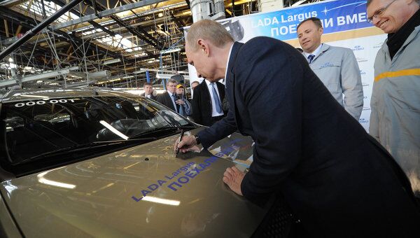 Премьер-министр РФ В.Путин участие в церемонии запуска серийного производства автомобиля Лада Ларгус на АвтоВАЗе
