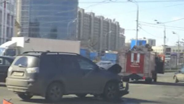 Mitsubishi Outlander влетел в пожарную машину в центре Москвы