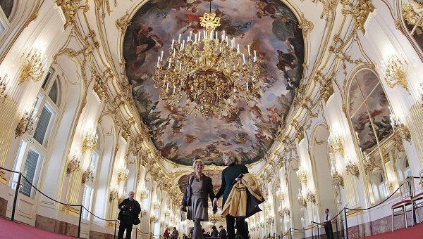 Посетители идут по Большой галерее (Grosse Galerie) в зале императорского дворца Шенбрунн в Вене