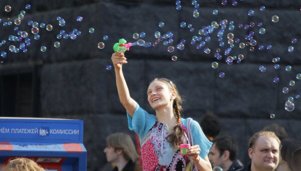 Число счастливых россиян с начала тысячелетия выросло в три раза, показал опрос