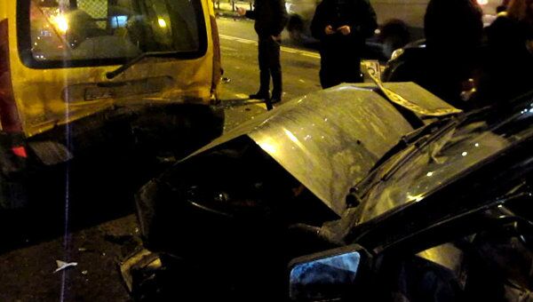 Четыре автомобиля столкнулись на светофоре в Москве. Кадры с места ДТП