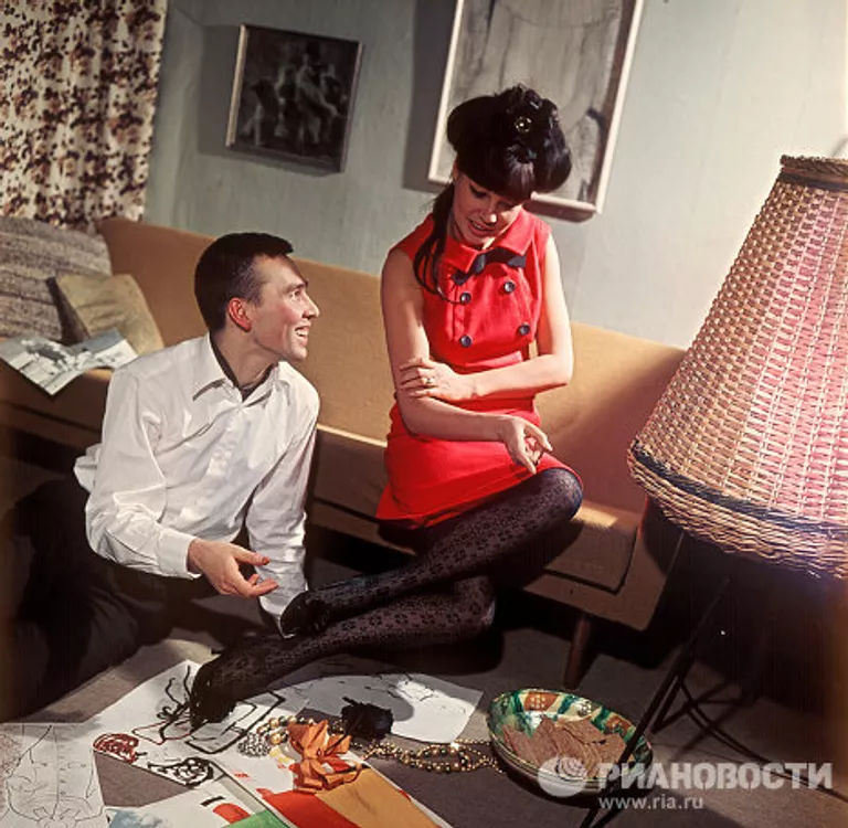 Модельер В.Зайцев с манекенщицей Р.Збарской Модельер В.Зайцев с манекенщицей Р.Збарской