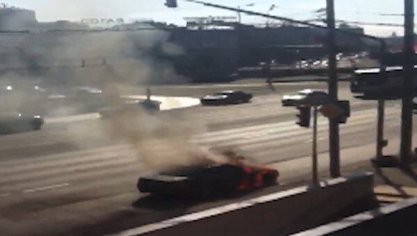 Автомобиль вспыхнул на Новом Арбате в Москве, движение перекрыто