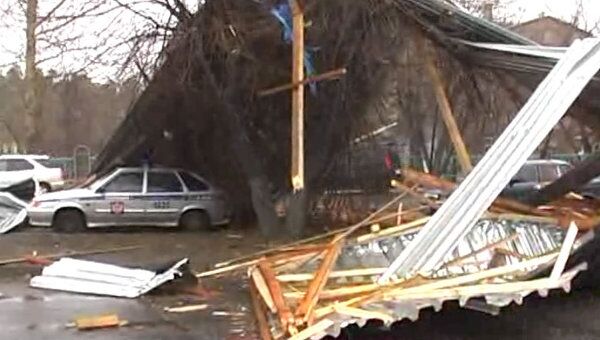 Ураган в Ангарске снес кровлю спорткомплекса, конструкции обрушились на автомобили