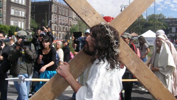 Иисус с крестом на улицах Мехико