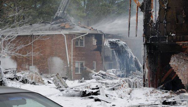 Военный самолет F-18 упал на жилой дом в штате Виргиния в США