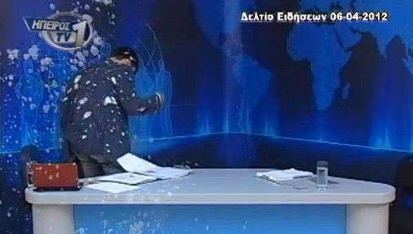 Телеведущего греческого канала TV1 Панайотиса Вурхаса забросали в прямом эфире яйцами и йогуртом