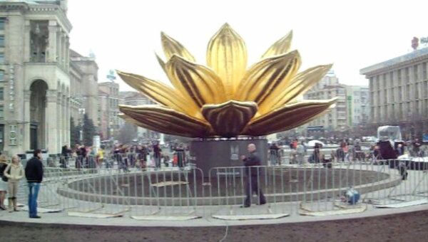Скульптура Лотоса на Майдане