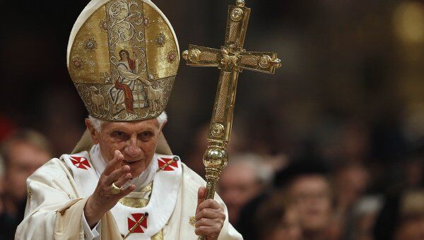 Папа Бенедикт XVI в Ватикане во время пасхального богослужения
