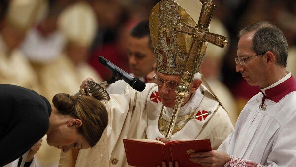 Папа Римский Бенедикт XVI во время пасхального богослужения