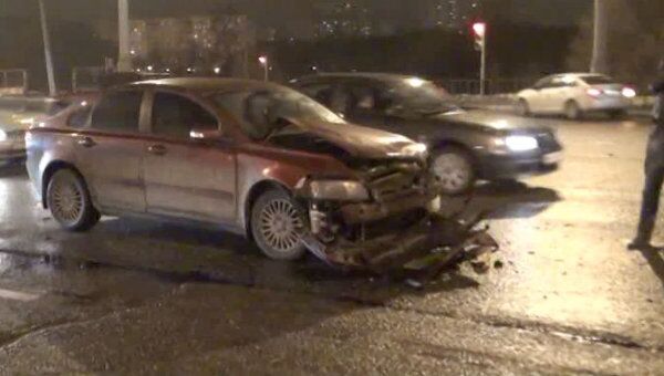 Volvo и ВАЗ столкнулись на юге Москвы, пострадал один человек